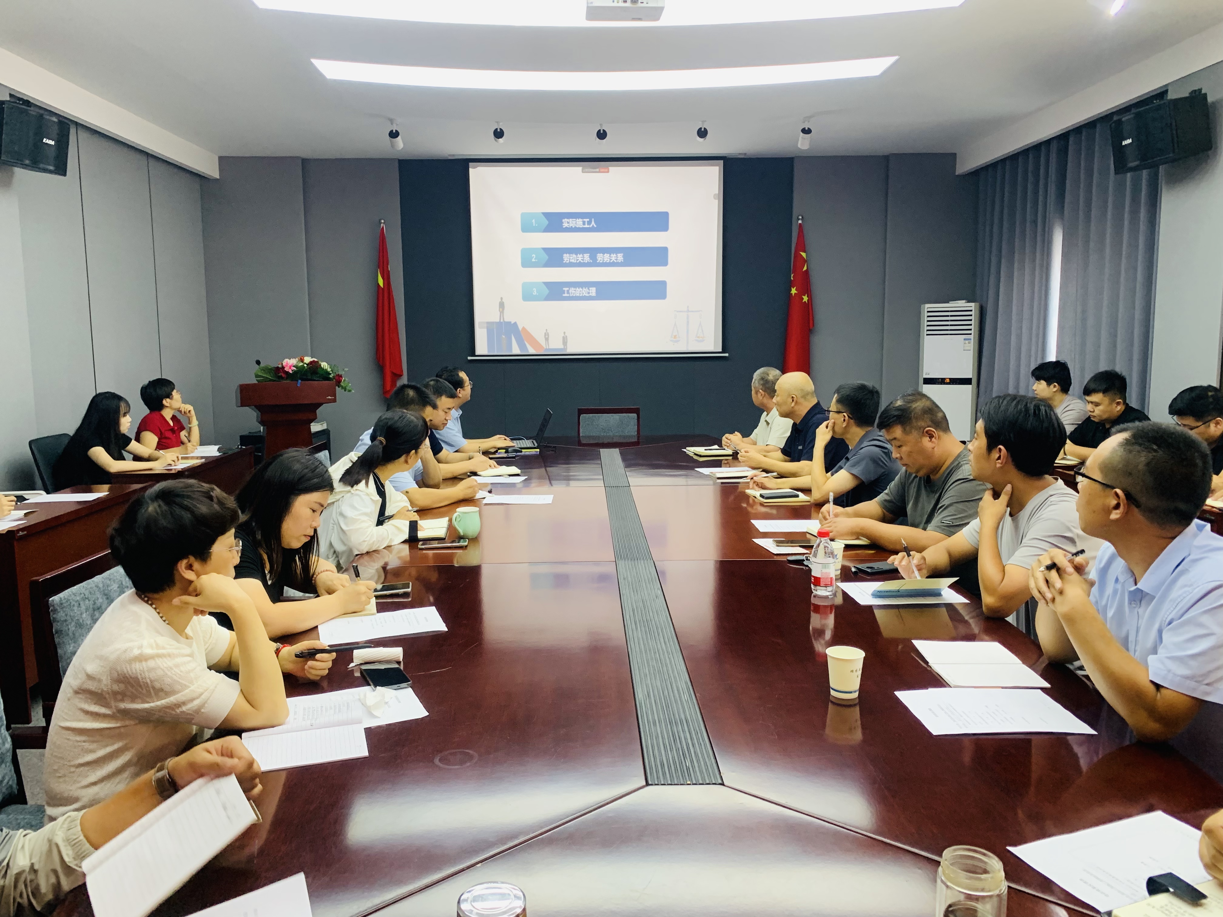 鴻宸學堂：河南鴻宸開展建筑工程領(lǐng)域?qū)ｍ椃▌?wù)培訓